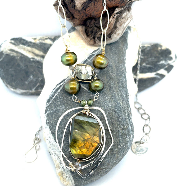 Mermaids Purse Necklace 82078N