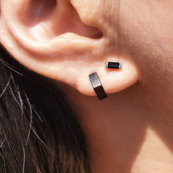 BLACK BAGUETTE STUD EARRINGS